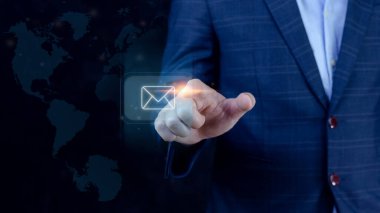 Dünya haritası sanal arayüz teknolojisi ile e-postaları kontrol eden iş adamı. Doğrudan pazarlama, çevrimiçi mesaj, e-posta, elektronik posta, iletişim kavramı..