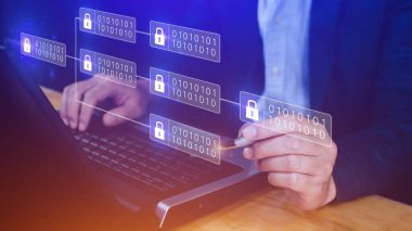 İşadamı şifreli bloklar zinciri ile bir dizüstü bilgisayar kullanarak çevrimiçi ödemeler ve para transferi için şifreli bloklar ve bitcoin kullanıyor..