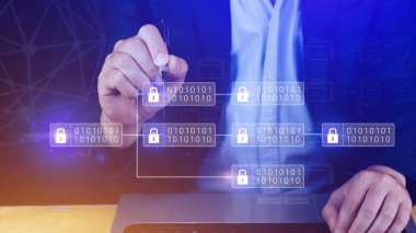 İşadamı şifreli bloklar zinciri ile bir dizüstü bilgisayar kullanarak çevrimiçi ödemeler ve para transferi için şifreli bloklar ve bitcoin kullanıyor..