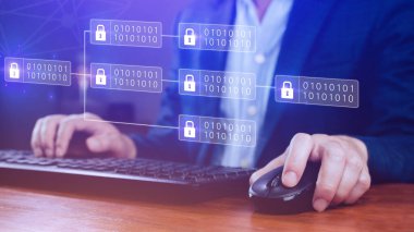 İşadamı şifreli bloklar zinciri ile bir dizüstü bilgisayar kullanarak çevrimiçi ödemeler ve para transferi için şifreli bloklar ve bitcoin kullanıyor..