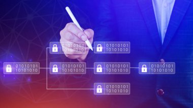 İşadamı şifreli bloklar zinciri ile sanal ekrana dokunarak çevrimiçi ödemeler ve para transferi için şifreli bloklar ve bitcoin kullanıyor..