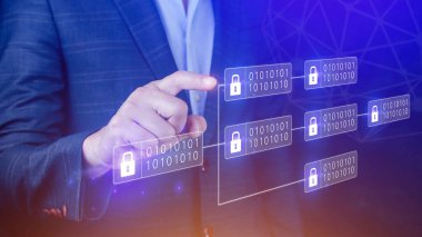 İşadamı şifreli bloklar zinciri ile sanal ekrana dokunarak çevrimiçi ödemeler ve para transferi için şifreli bloklar ve bitcoin kullanıyor..