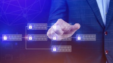 İşadamı şifreli bloklar zinciri ile sanal ekrana dokunarak çevrimiçi ödemeler ve para transferi için şifreli bloklar ve bitcoin kullanıyor..