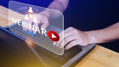 Webinar E-business Tarayıcı Bağlantısı, çevrimiçi teknoloji web yayını, çevrimiçi eğitim, internette iletişim teknolojisi kullanan bir iş adamı. elearning