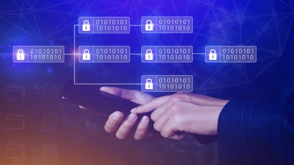 İşadamı şifreli bloklar zinciri ile akıllı telefon kullanarak çevrimiçi ödemeler ve para transferi için şifreli bloklar ve bitcoin kullanıyor..