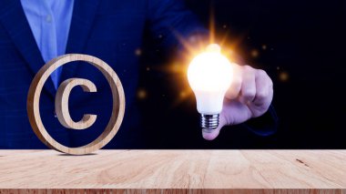 Telif hakkı kavramı, yazar hakları ve patentli fikri mülkiyet hakkı, ahşap masada Telif Hakları Sembol Koruma İşareti. Ticari Marka ve Logo Kaydet
