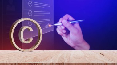 Telif hakkı kavramı, yazar hakları ve patentli fikri mülkiyet hakkı, ahşap masada Telif Hakları Sembol Koruma İşareti. Ticari Marka ve Logo Kaydet