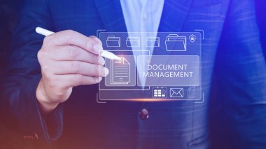 Ofiste dizüstü bilgisayarda çalışan bir bilişim danışmanı olan Doküman Yönetim Sistemi (DMS), kurumsal dosyaları arşivlemek, aramak ve yönetmek için Yazılım