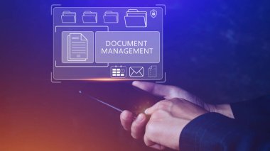 Ofiste dizüstü bilgisayarda çalışan bir bilişim danışmanı olan Doküman Yönetim Sistemi (DMS), kurumsal dosyaları arşivlemek, aramak ve yönetmek için Yazılım