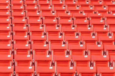 Stadyumdaki boş turuncu koltuklar, futbol stadyumundaki sıralar.