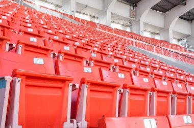 Stadyumdaki boş turuncu koltuklar, futbol stadyumundaki sıralar.