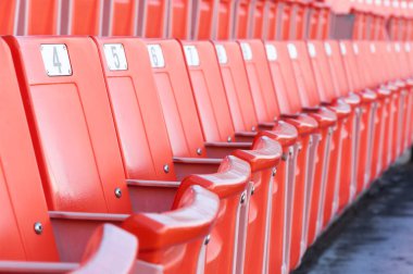 Stadyumdaki boş turuncu koltuklar, futbol stadyumundaki sıralar.
