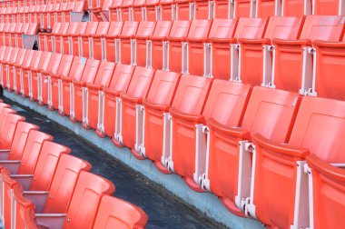 Stadyumdaki boş turuncu koltuklar, futbol stadyumundaki sıralar.