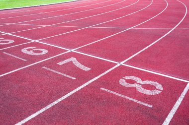 Kırmızı koşu pistinde, koşu pistinde ve yeşil çimlerde, doğrudan atletizm pistinde, Sport Stadyumu 'nda,