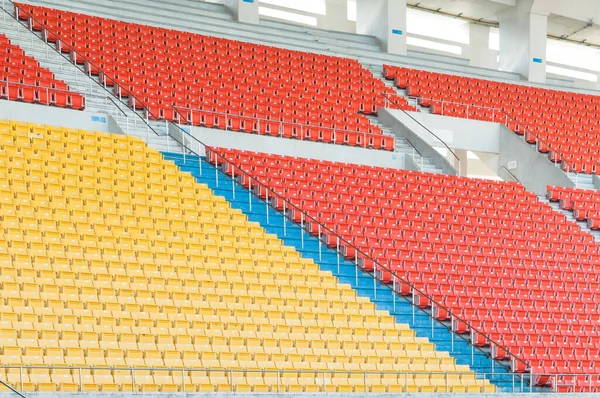 Puste Pomarańczowe Żółte Miejsca Stadionie Wiersze Miejsca Stadionie Piłkarskim — Zdjęcie stockowe
