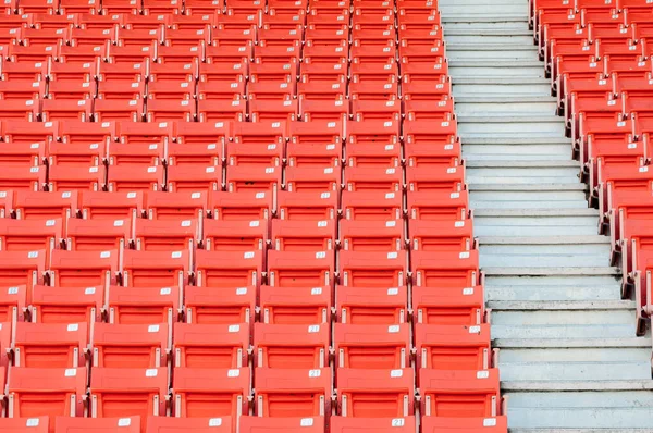 スタジアムの空のオレンジシート サッカースタジアムの座席の行 — ストック写真