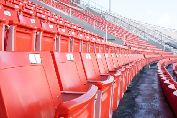 スタジアムの空のオレンジシート サッカースタジアムの座席の行 — ストック写真