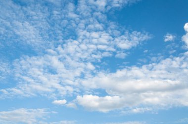 Bulutlu mavi gökyüzü