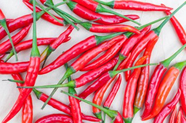 Tahtada baharatlı taze kırmızı kırmızı biber.