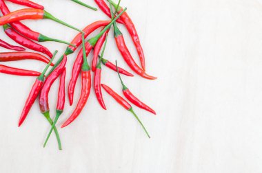 Tahtada baharatlı taze kırmızı kırmızı biber.