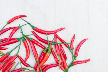 Tahtada baharatlı taze kırmızı kırmızı biber.