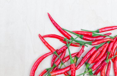 Tahtada baharatlı taze kırmızı kırmızı biber.