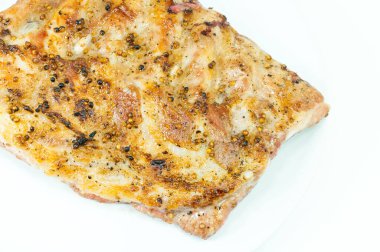 Beyaz arka planda ızgara domuz pirzolası.