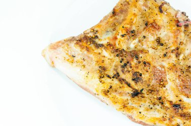 Beyaz arka planda ızgara domuz pirzolası.