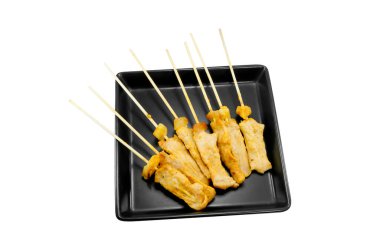 Beyaz arkaplanda ızgara Pork Satay tabağı