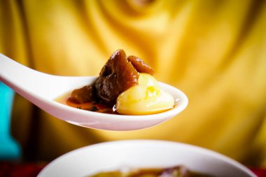 Buzdan yapılmış tatlı bir tatlı, Çin pilavı çorbası ya da soğuk kestane çorbası. Yaz için iyidir ve vücut ısısını düşürür..