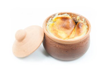 Kil kaplarda Tayland tatlısı, Tayland usulü beyaz arka planda Mung Bean Tayland Muhallebi Tatlısı.