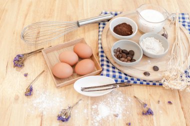 Tahta Masa 'da Üst Görünüm Pişirme Hazırlığı, Pişirme malzemeleri. Kase, yumurta ve un, merdane ve yumurta kabuğu ahşap tahtada, pişirme konsepti