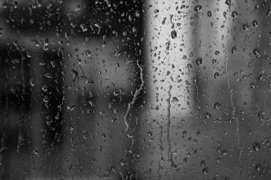 Cam dokusuna su damlaları soyut siyah arkaplan, seçici odak