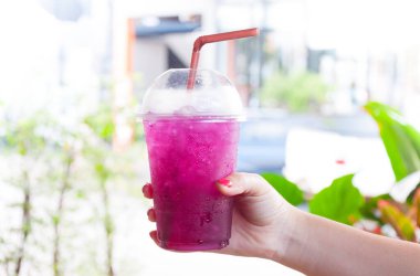 Kadınlar ellerinde buzlu su tutarken İtalyan gazozu plastik bardakta, buz kelebeği bezelyesi içeceği sağlıklı.