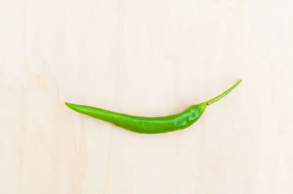 Świeże Zielone Gorące Papryki Chili Pikantnym Drewnianym — Zdjęcie stockowe