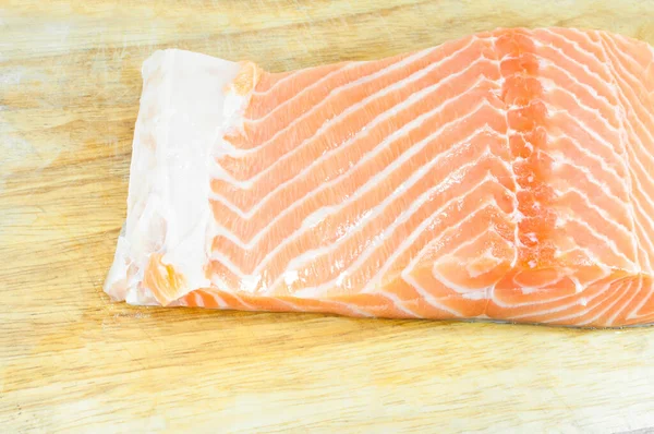 木制底板上新鲜生鲜的生鲑鱼片 — 图库照片