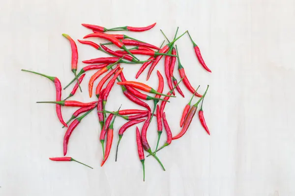 Świeże Czerwone Ostre Papryki Chili Pikantnym Drewnie — Zdjęcie stockowe