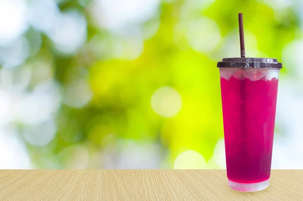 Стаканы Сладкой Воды Розовая Сода Кубиками Льда Сода Мягкая Летние — стоковое фото
