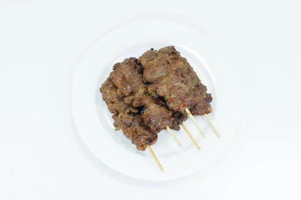 白い背景に白い皿に竹棒で焼いた豚肉 タイスタイルのグリルポークバーベキュー — ストック写真