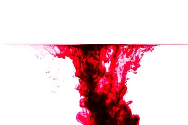 红墨水滴在水里 水滴与抽象效果的碰撞 红色墨水在水中隔绝 — 图库照片