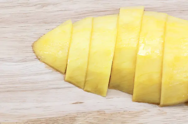 Reife Mango Auf Holzboden Stücke Geschnitten — Stockfoto