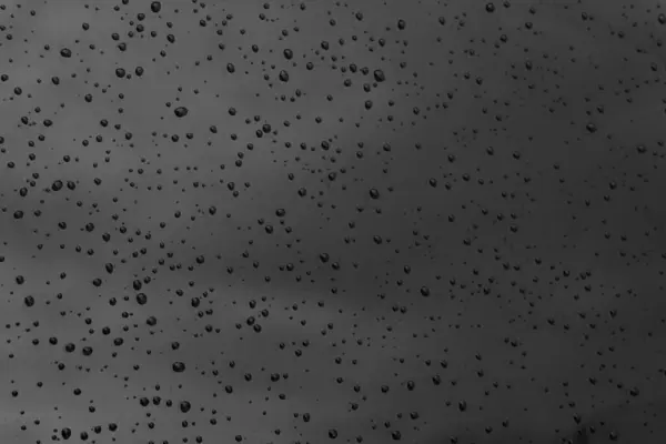 Wassertropfen Auf Schwarzem Hintergrund Mit Dunkler Oberfläche — Stockfoto