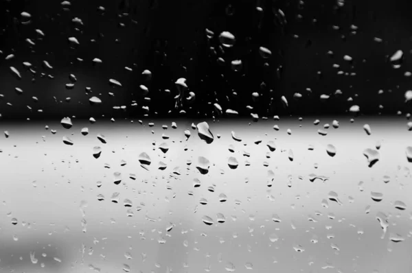 ガラスの質の水滴抽象的な黒い背景 電気的な焦点 — ストック写真