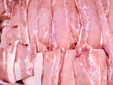 Dükkanda bir yığın taze çiğ et var.