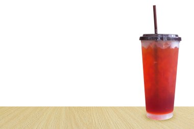 Buzlu çay, beyaz arka planda izole edilmiş buzlu limon çayı, buzlu yaz içecekleri.