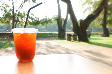 Tahta masada buzlu limon çayı, buzlu yaz içkileri.