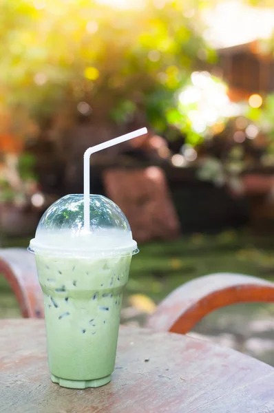 Ледяной Зеленый Чай Пластиковой Чашке Столе Саду — стоковое фото