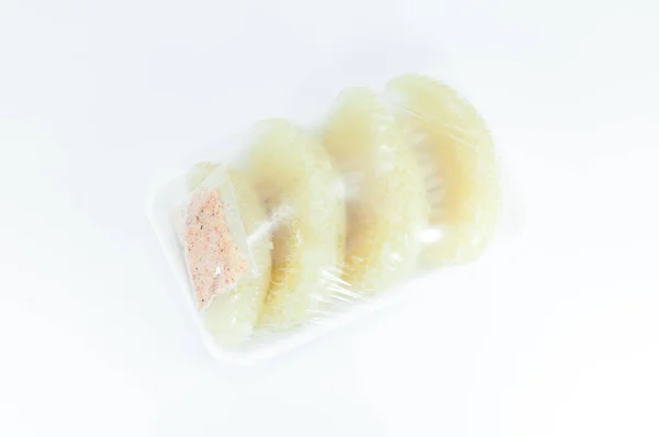Pomelo Zitrusfrüchte Auf Schaum Auf Weißem Hintergrund — Stockfoto