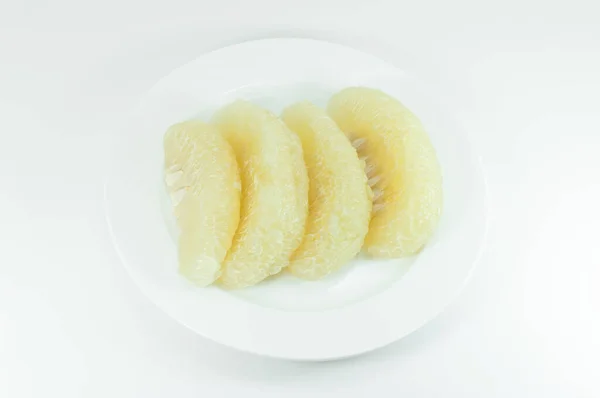 白底白菜上的石榴果 — 图库照片