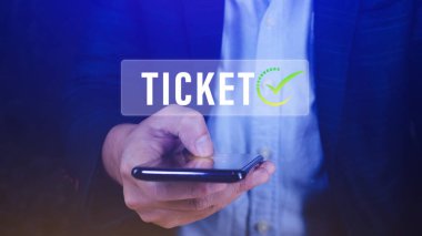 İş adamı elinde düğmeli akıllı telefon tutuyor Bilet kelimesi, İş, Teknoloji, İnternet ve ağ konsepti işadamı sanal ekranlarda online rezervasyon düğmesine basıyor.